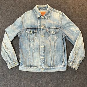 Levi’s Denim Trucker Jacket Sz. Large / Jean Jacket Medium/Light Wash Vintage